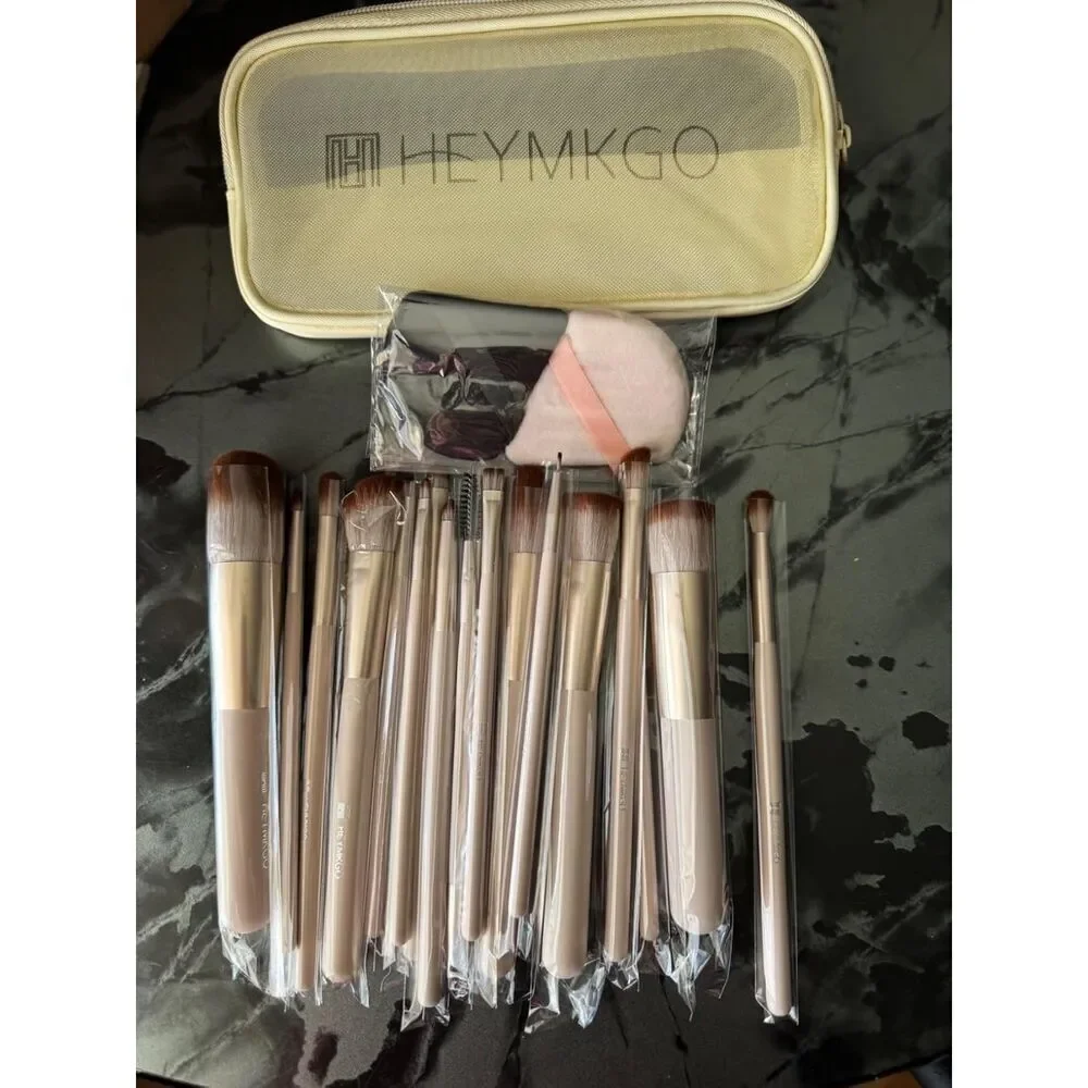 Hemkgo 18pcs Professional Premium Makeup Brushes with 2 Powder Puff & Travel Bag